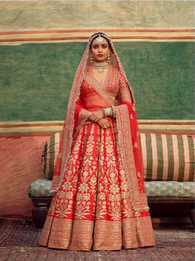 ملابس الزفاف الهندي هي مجموعة معقدة من الملابس التي يرتديها و العروس ، العريس ، وغيرهم من الأقارب الذين حضروا حفل الزفاف.