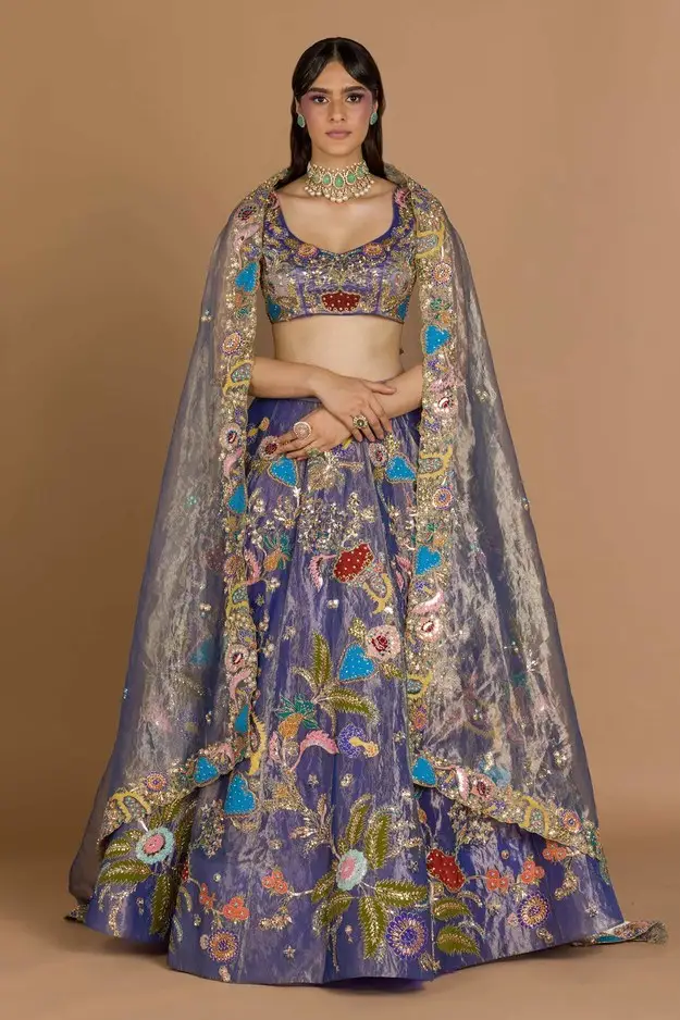 ملابس الزفاف الهندي هي مجموعة معقدة من الملابس التي يرتديها و العروس ، العريس ، وغيرهم من الأقارب الذين حضروا حفل الزفاف.