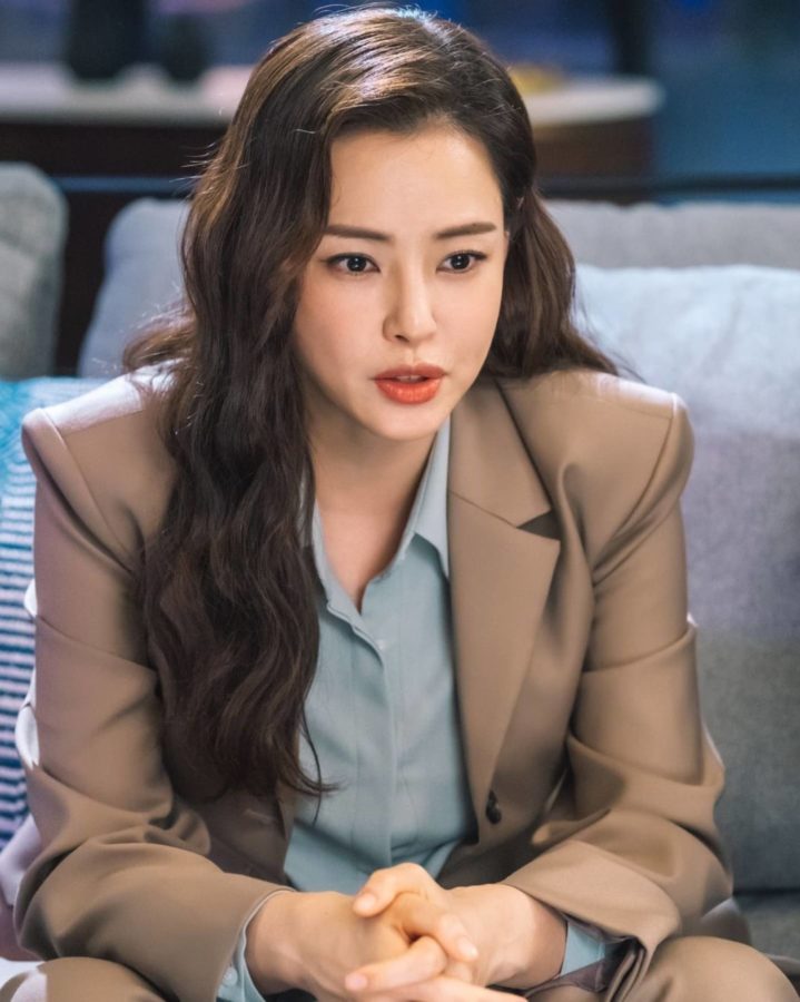 صدمت ممثلة The One The Woman المعجبين في أواخر العام الماضي عندما تزوجت من موظف مكتب غير مشهور بعد عام واحد فقط من انفصالها عن الممثل Yoon Kye-sang.