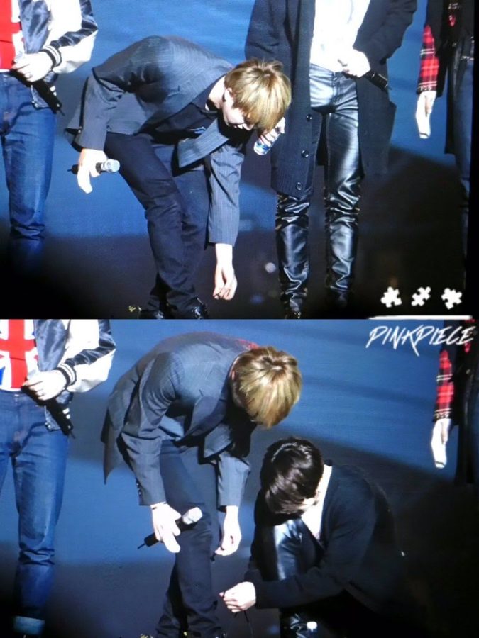 جونغكوك يساعد جين في ربط حذائه.