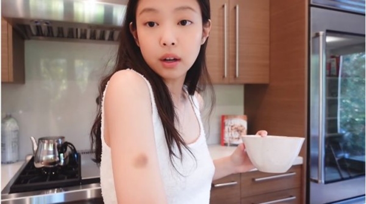 أظهرت جيني بلاك بينك مؤخرًا ذراعها المصاب بكدمات في أحدث مدونة فيديو لها على YouTube. كما كشف كيف أصيب بالكدمات.