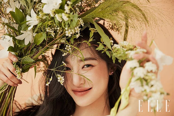 نُشرت صورة جمال تيفاني يونغ في عدد أبريل من مجلة Elle Korea .
