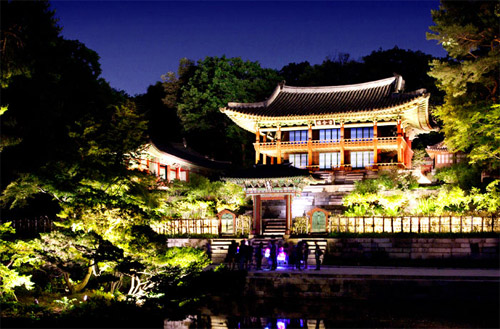 changdeok palace at night
