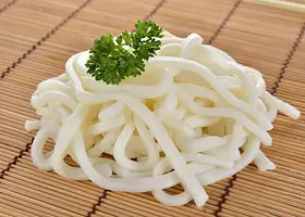 الرامن (باليابانية: ラーメン) هو طبق ذو شعبية كبيرة في اليابان. وهو عبارة عن نوع من حساء المعكرونة. تحضر في مرق اللحم أو السمك وتكون بطعم صلصة الصويا أو الميسو، كما تضاف إليها شرائح من لحم الخنزير أو الدجاج، أو الطحالب البحرية المجففة، أو البصل الأخضر، أو الذرة.