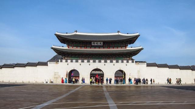 gwanghwamun gate leading to gyeongbokgung palace in seoul