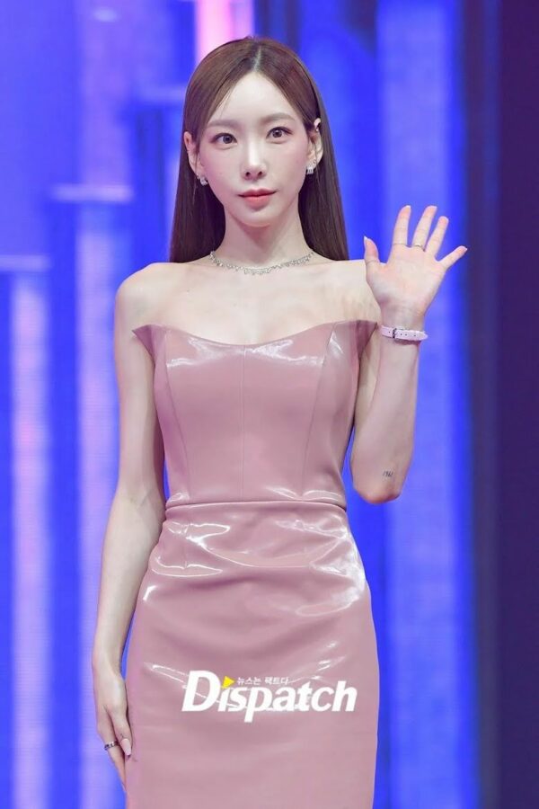 خرجت تايون من Girls ' Generation مؤخرًا في خاتمة Queendom 2 وهي ترتدي فستانًا ورديًا من اللاتكس.