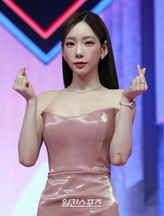 خرجت تايون من Girls ' Generation مؤخرًا في خاتمة Queendom 2 وهي ترتدي فستانًا ورديًا من اللاتكس.