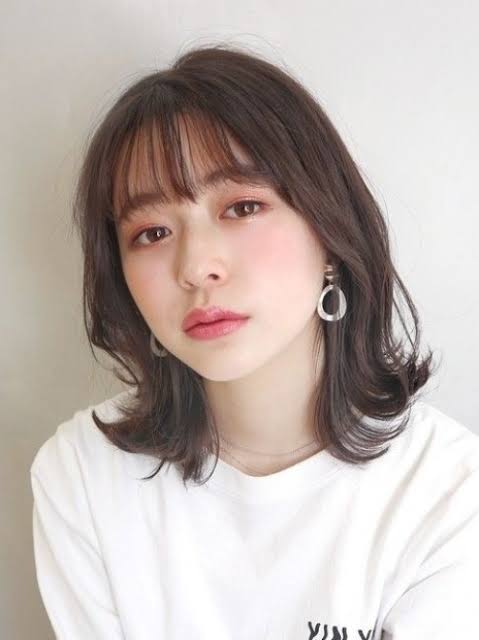 هيراي مومو من مواليد 9 تشرين الثاني - نوفمبر 1996 هي مغنية وراقصة يابانية مُقيمة حاليًا في كوريا الجنوبية. ظهرت لأول مرة في عام 2015 كعضوٍ في فرقة الفتيات الكورية الجنوبية توايس وهي ثالث عضوى يابانية بالفرقة إلى جانبِ كلٍ من سانا ميناتوزاكي ومينا.