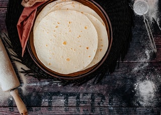 تاكو ‏ وهو طعام تقليدي من المطبخ مكسيكي يرتكز على خبز الذرة أو تكون مطوية على تورتيللا. التاكو قد يصنع من مجموعة متعددة من الحشوات كاللحم والدجاج والمأكولات البحرية والخضروات والجبن مقدمة تنوعا وتعددا في الطعام. التاكو في الغالب يؤكل بدون وجود أوعية، وإنما يؤخذ ويمسك في طرفي الخبزة أو تورتيللا و يؤكل.
