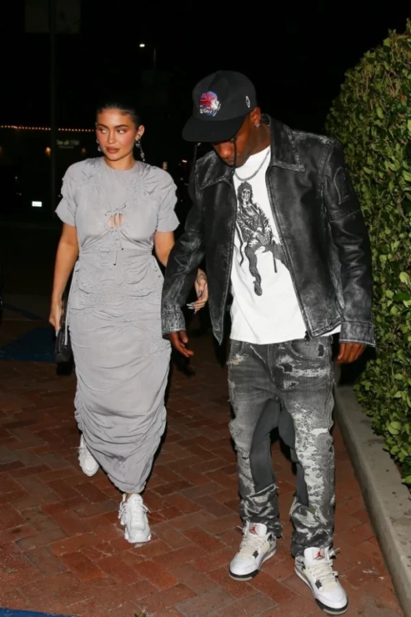 BGUK 2440422 001 EXCLUSIVE Kylie Jenner and Travis Scott arrive for a romantic dinner in Malibuj