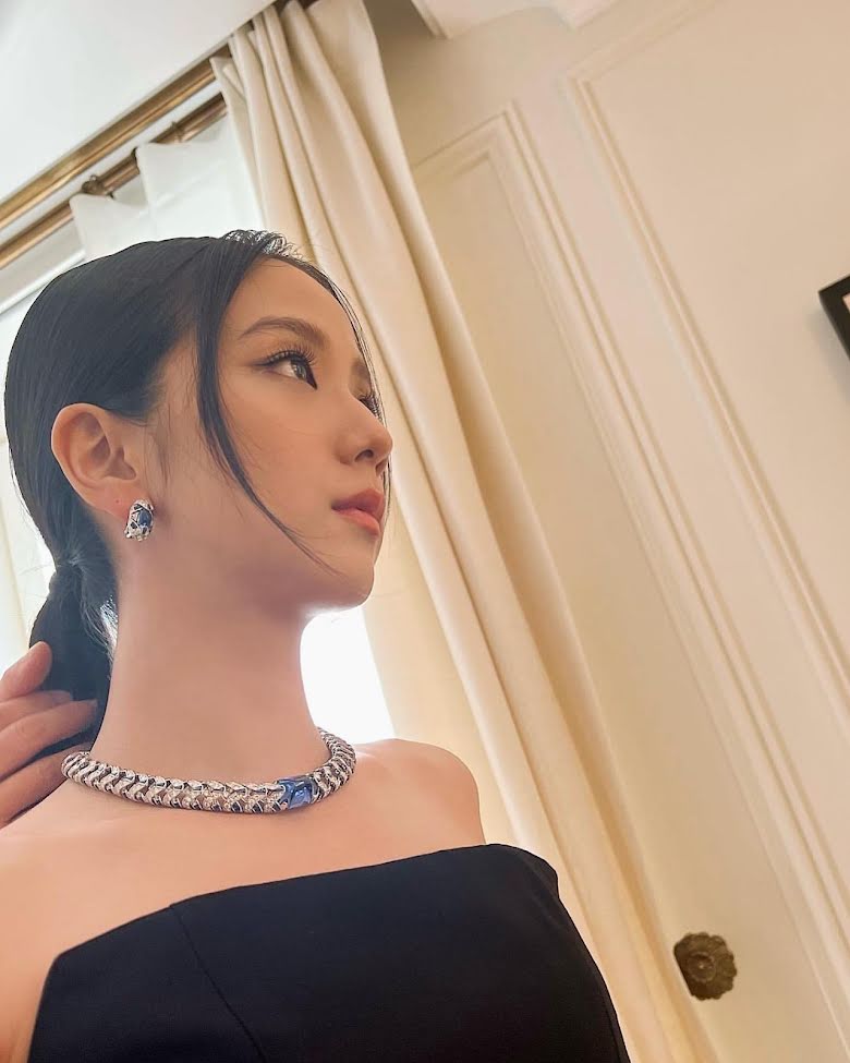 حضرت جيسو بلاكبينك حفل افتتاح Cartier Maison Cheongdam ، وكالعادة ، كانت ملكة أنيقة ومكلفة ، آسرت الجميع بجمالها.