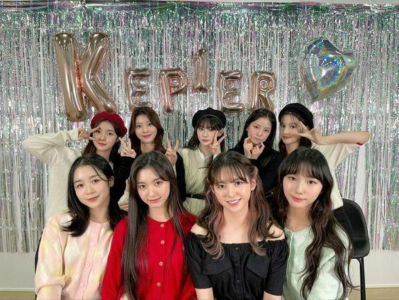 Kep1er هي مجموعة فتيات كورية جنوبية مكونة من 9 أعضاء تشكلت من خلال برنامج البقاء على قيد الحياة على Mnet Girls Planet 999. تتكون المجموعة من: Yujin و Mashiro و Xiaoting و Chaehyun و Dayeon و Hikaru و Huening Bahiyyih و Youngeun و Yeseo.