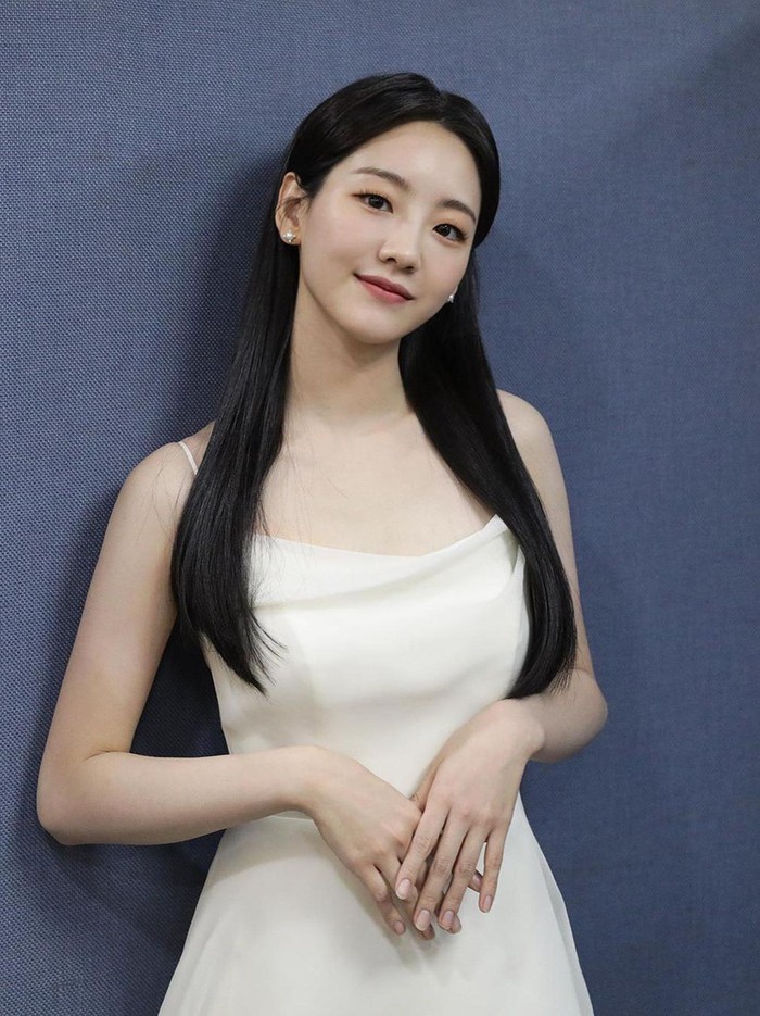 يبدو الصف التالي من الممثلات الكوريات الجنوبيات الجميلات مذهلات عند ارتداء فستان أبيض. ألق نظرة خاطفة على أنماطهم أدناه ، هيا!