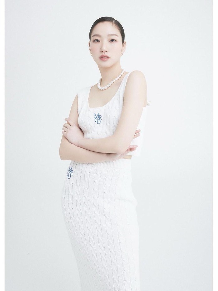 يبدو الصف التالي من الممثلات الكوريات الجنوبيات الجميلات مذهلات عند ارتداء فستان أبيض. ألق نظرة خاطفة على أنماطهم أدناه ، هيا!