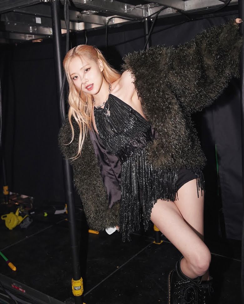 قدمت روزي عضوة BLACKPINK رسمياً حفل LACMA Art + Film Gala لأول مرة في الحدث السنوي الحادي عشر ، لتصبح العضو الثاني في فرقة K-Pop الرباعية الشهيرة التي تظهر في الحفل المرموق.