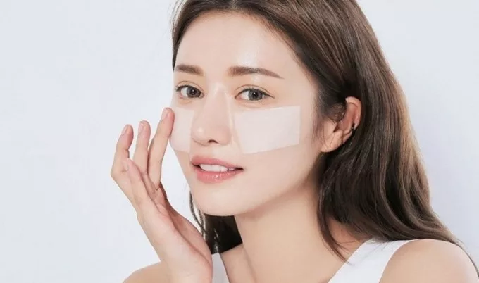 يعد استخدام التونر قبل وضع السيروم أو الجمع بين مصل فيتامين سي وواقي الشمس من النصائح التجميلية للمرأة الكورية للحفاظ على نعومة بشرتها.